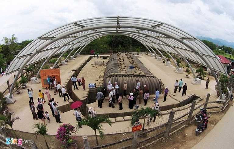 Sở chỉ huy Tập đoàn cứ điểm Điện Biên Phủ (hầm De Castries) đã bị tổ xung kích do Đại đội trưởng Tạ Quốc Luật, Đại đội 360, Trung đoàn 209, Đại đoàn 312 tiến vào bắt sống tướng De Castries cùng toàn thể Bộ tham mưu vào lúc 17h30 ngày 7/5/1954.