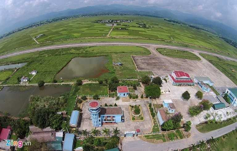 Sân bay Điện Biên Phủ (Mường Thanh) nay thuộc phường Thanh Bình. Đây vốn là sân bay dã chiến hồi 1954 – cứ điểm 206 năm xưa, một căn cứ tiếp vận quan trọng của địch và cũng là sân bay trung tâm của tập đoàn cứ điểm. Ngày nay, sân bay được cải tạo, nâng cấp thành cảng hàng không dân dụng của thành phố. Mỗi ngày, có từ 2 đến 4 chuyến lên xuống bằng máy bay ATR72 giữa Hà Nội và Điện Biên. 