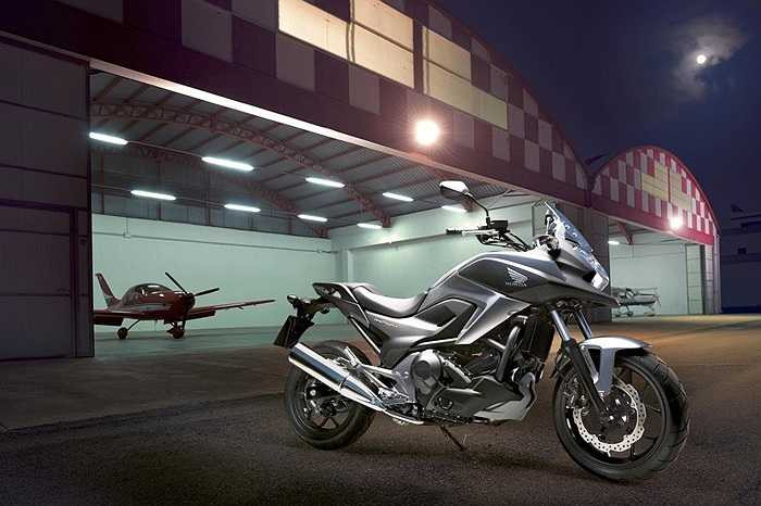 Honda NC750 có hai phiên bản naked-bike NC750S và phiên bản adventure NC750X. Dù khó lấy lòng những tay nài có kinh nghiệm, nhưng đối với những người chơi mới, NC750 của Honda hoàn toàn đáp ứng được. NC750 được trang bị động cơ 4 thì, 745 phân khối, xi-lanh đôi, công suất 54,8 mã lực và mô-men xoắn cực đại 68 Nm. 