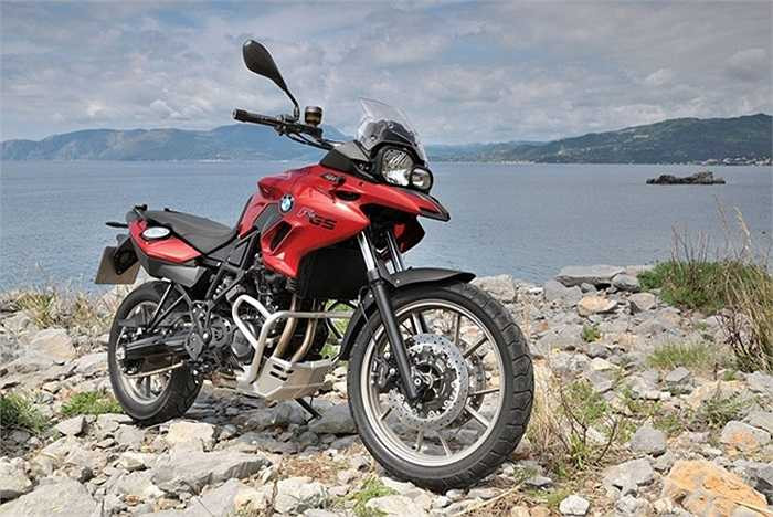Dòng xe GS của BMW Motorrad vốn đã rất nổi tiếng với mẫu 1200GS. Tuy nhiên, với những người mới lần đầu tiên sở hữu xe phân khối lớn, cái giá của 1200GS dường như quá cao và cũng hơi phí. Do đó, mẫu F700GS được coi là cái tên hợp lý hơn rất nhiều. 