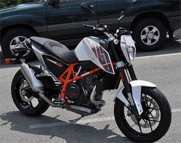 Dòng xe naked-bike Duke của hãng xe KTM cũng trở nên quen thuộc với nhiều tay lái mới. Trong số đó, Duke 690 nổi lên như một lựa chọn hoàn hảo cho những người mới lần đầu sở hữu mẫu xe phân khối lớn. Duke 690 được trang bị động cơ 4 thì, 690 phân khối, xi-lanh đơn, làm mát bằng dung dịch, công suất 67 mã lực.