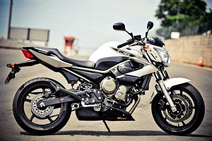 Honda CB650FA là cái mẫu xe mới, có thể khiến nhiều người không còn nhớ đến cái tên Hornet của hãng xe Nhật Bản nữa. Tương tự như Yamaha XJ6, CB650FA cũng được trang bị động cơ 4 xi-lanh thẳng hàng, dung tích 649 phân khối, làm mát bằng dung dịch, công suất 85 mã lực tại 11.000 vòng/phút và mô-men xoắn cực đại 63 Nm tại 8.000 vòng/phút 