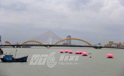 Đà Nẵng, sông Hàn, hoa sen, khổng lồ, Phật đản, Vesak