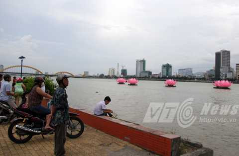Đà Nẵng, sông Hàn, hoa sen, khổng lồ, Phật đản, Vesak