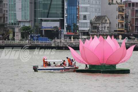 Đà Nẵng, sông Hàn, hoa sen, khổng lồ, Phật đản, Vesak