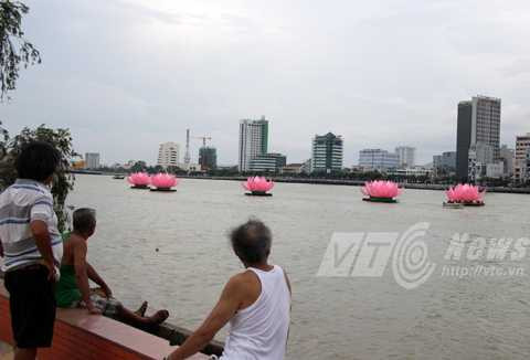 Đà Nẵng, sông Hàn, hoa sen, khổng lồ, Phật đản, Vesak