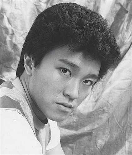 Vì mưu sinh và chán nản với công việc văn thư công ty, năm 1980 Châu Tinh Trì theo bạn bè rủ rê đi làm diễn viên quần chúng cho Hãng truyền hình Lệ Đích (tiền thân của ATV). 