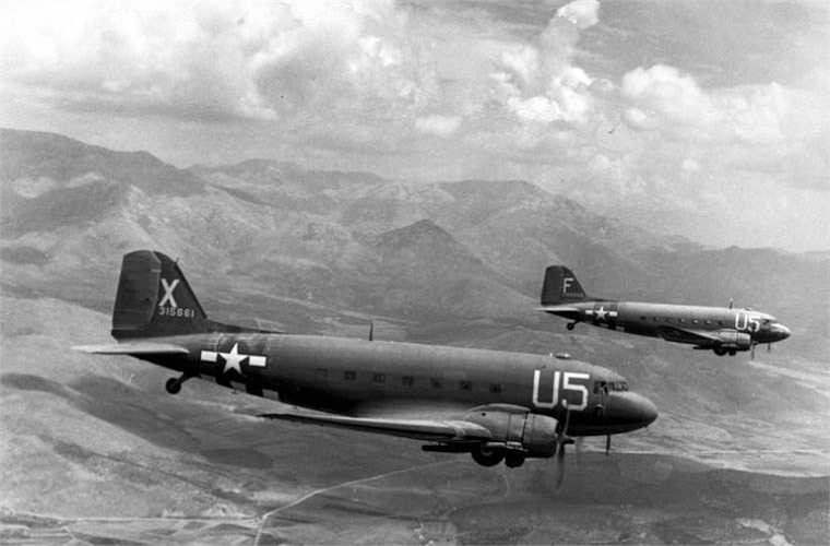 Để hỗ trợ cho chiến trường Điện Biên Phủ (yểm trợ hỏa lực, thả dù hàng, thả lính dù), Không quân Pháp và Mỹ đã huy động tổng cộng: 100 máy bay vận C-47 Dakota, 16 C-119 (của Mỹ); 48 'pháo đài bay' B-26 Invader, 8 Consolidated PB4T Privateer; 227 tiêm kích F6F Hellcat, F8F Bearcat và F4U Corsairs. Ảnh minh họa 