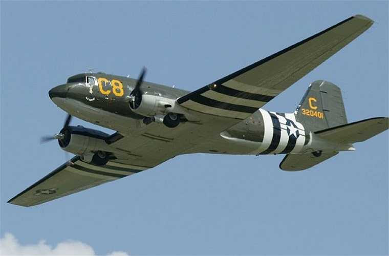 Trong đó, C-47 Dakota là máy bay vận tải quân sự hạng nhẹ được phát triển bởi Công ty máy bay Douglas (Mỹ) dựa trên mẫu máy bay chở khách DC-3. C-47 trang bị 2 động cơ cánh quạt Pratt & Whitney R-1830-90C cho tốc độ tối đa 360km/h, tầm bay 2.575km, chở tối đa 2,7 tấn hàng hoặc 28 lính dù. Ảnh minh họa