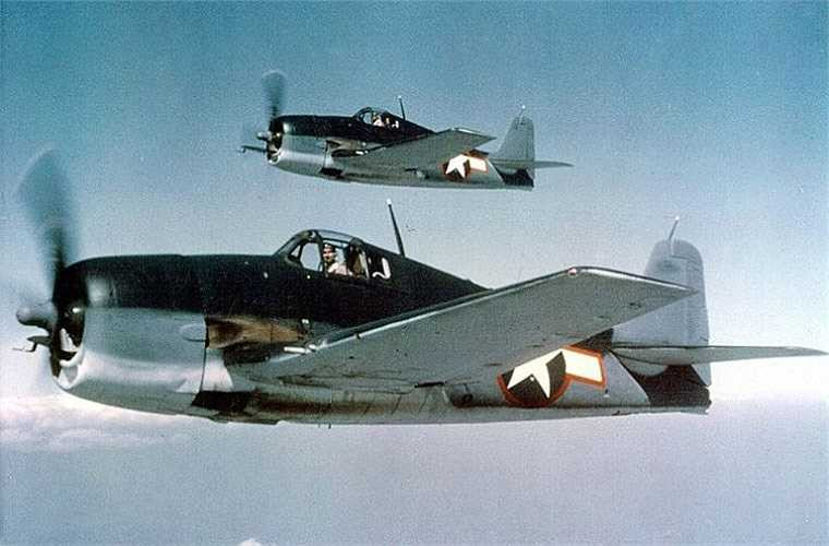 Cùng hãng sản xuất với chiếc F8F và cùng tham gia cuộc chiến ở Điện Biên Phủ là tiêm kích hạm F6F Hellcat. Mẫu máy bay này có thể mang 6 súng máy 12,7mm hoặc 2 pháo 20mm và 6 rocket 127mm hoặc 2 rocket 298mm hoặc 1,8 tấn bom. Ảnh minh họa 