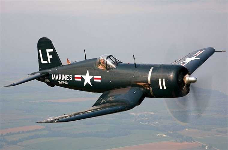 Tiêm kích hạm F4U Corsair do Công ty Chance Vought (Mỹ) sản xuất trong chiến tranh Thế giới 2. Loại máy bay này có thể mang 4 súng máy 12,7mm và 4 rocket 127mm hoặc 910 kg bom. Ảnh minh họa 