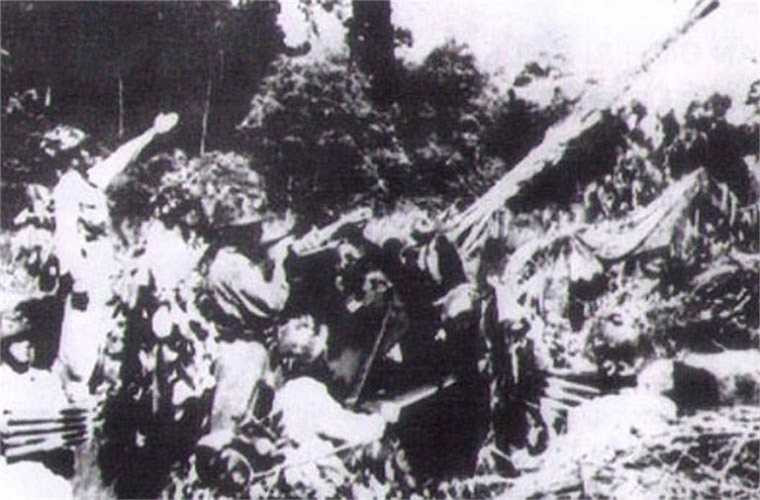 Lực lượng Phòng không Việt Nam ở Điện Biên Phủ khi đó chỉ có vẻn vẹn 24 khẩu pháo phòng không 37mm M1939 (1 nòng) và một ít súng máy phòng không tầm thấp 12,7mm. Trong ảnh là trận địa pháo 37mm ở chiến trường Điện Biên Phủ. 