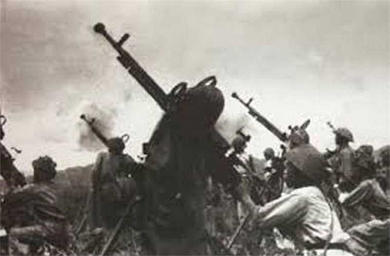 Trận địa súng máy phòng không 12,7mm ở Điện Biên Phủ. 