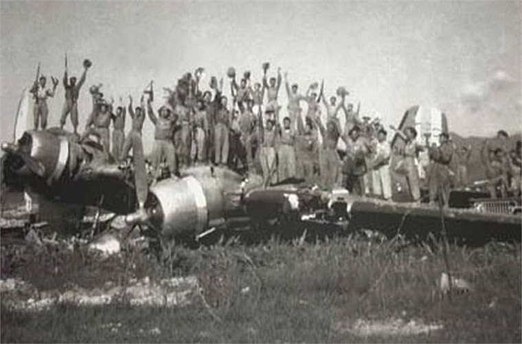 Bộ đội Việt Nam đứng trên xác máy bay Pháp bị bắn rơi ở Điện Biên Phủ.