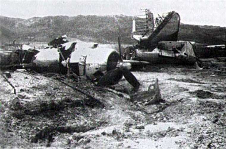 Ngoài 62 chiếc bị phá hủy (trong đó có những chiếc đang bay và những chiếc nằm trên đường băng), còn có 186 chiếc khác bị trúng đạn hư hại ở nhiều mức độ. Đặc biệt, Không quân Mỹ hùng mạnh cũng lần đầu nếm mùi phòng không Việt Nam với một chiếc C-119 bị bắn rơi. Trong ảnh là xác máy bay Pháp bị bắn hạ ở Điện Biên Phủ. 