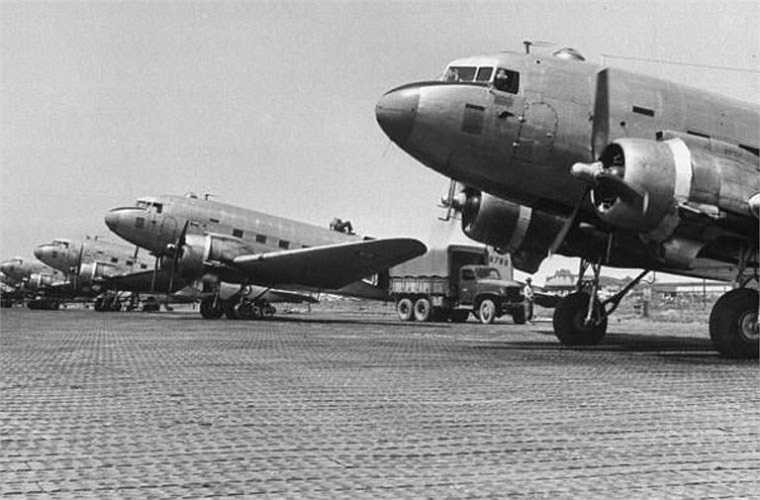 Đúng như nhiệm vụ thiết kế của nó, C-47 Dakota ở Điện Biên Phủ chủ yếu làm nhiệm vụ thả dù hàng, thả quân dù, chở hàng hóa, thiết bị quân sự hạng nhẹ. 