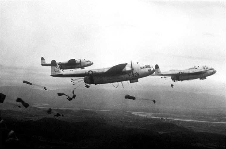 Cùng với Pháp, Mỹ cũng trực tiếp can dự vào Điện Biên Phủ với việc điều 16 máy bay vận tải C-119 hỗ trợ thả dù hàng, thả quân dù xuống Điện Biên Phủ. Ảnh minh họa 