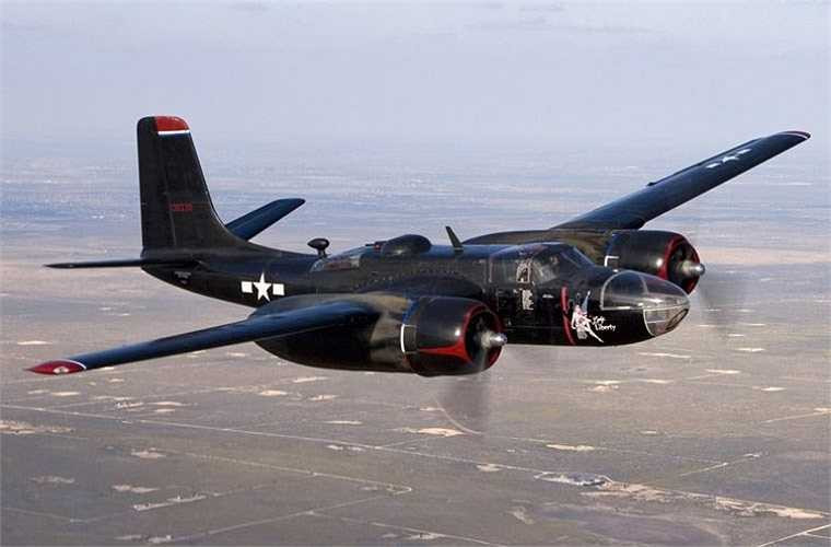 Về lực lượng không quân ném bom, Mỹ - Pháp huy động lực lượng tương đối lớn với 56 chiếc máy bay ném bom. Đầu tiên là 48 chiếc máy bay B-26 Invader do Công ty Glenn L. Martin (Mỹ) sản xuất trong Chiến tranh Thế giới 2. Ảnh minh họa 