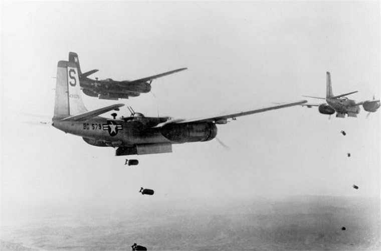 B-26 Invader trang bị 2 động cơ cánh quạt R-2800-43 cho tốc độ tối đa 460km/h, bán kính chiến đấu 1.850km, chở được tối đa 1,8 tấn bom và trang bị thêm 12 súng máy 12,7mm Browning. Ảnh minh họa 