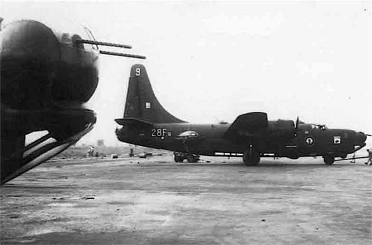 Ngoài ra, Pháp còn huy động 8 chiếc máy bay ném bom – tuần tra biển Consolidated PB4T Privateer cũng do Mỹ sản xuất. Nó có thể chở được 5,8 tấn bom hoặc thủy lôi, ngư lôi và trang bị thêm 12 súng máy 12,7mm. Trong ảnh là PB4T đậu trên sân bay ở Việt Nam thời kỳ những năm 1950.