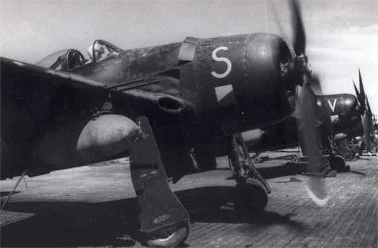 Ngoài đội hình ném bom hùng hậu, với sự hỗ trợ từ Mỹ, Pháp đã tập trung lượng lớn các máy bay tiêm kích tham gia hỗ trợ chiến trường Điện Biên Phủ, gồm 227 chiếc tiêm kích động cơ cánh quạt. Trong ảnh là dàn máy bay tiêm kích F8F Bearcat tại một sân bay ở Việt Nam. 