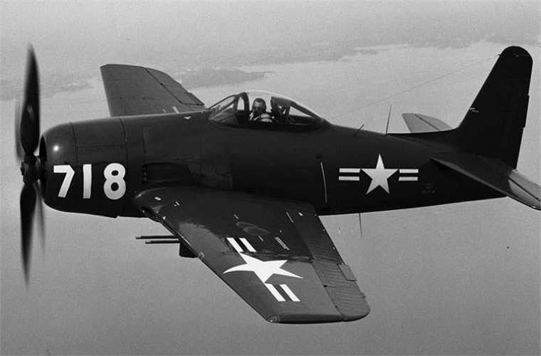 F8F Bearcat là mẫu tiêm kích hải quân một động cơ do Công ty Grumman (Mỹ) sản xuất trong giai đoạn cuối cuộc chiến tranh Thế giới thứ 2. F8F trang bị 4 súng máy 12,7mm, có thể mang theo 454kg bom và 4 đạn rocket 127mm. Ảnh minh họa 