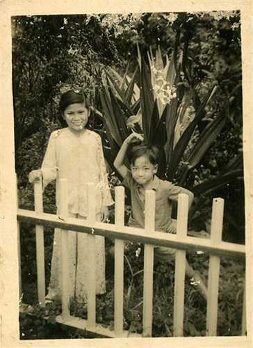 Chụp cùng người chị họ tại Vườn Tao Đàn.