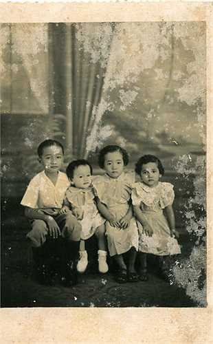 Chụp kỷ niệm cùng 3 người em ruột của mình lúc 10 tuổi