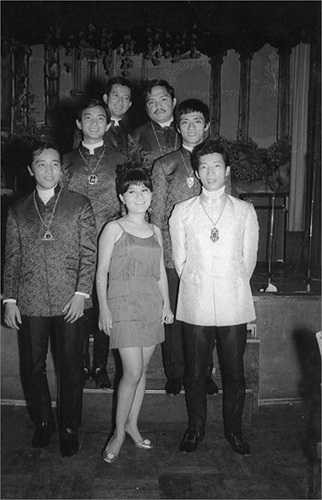 Chụp cùng ban nhạc Shotguns khi biểu diễn tại nhà hàng Maxim’s