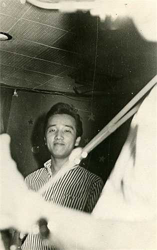 Hát cùng ban nhạc Vampires trong câu lạc bộ bên Mỹ