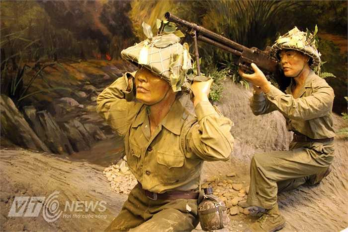 Trong khi đó, bên ta được trang bị thô sơ hơn rất nhiều. Đó là sự tương phản về tương quan lực lượng giữa hai bên.