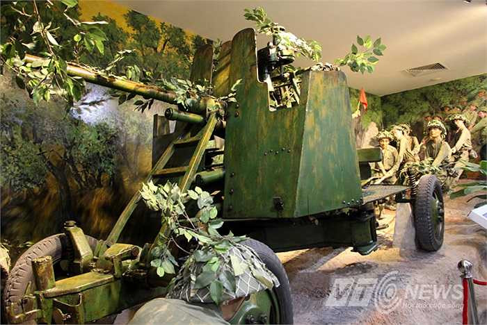 Đây là pháo cao xạ 37mm do Liên Xô sản xuất, hỗ trợ cho Quân đội nhân dân Việt Nam. Khẩu pháo này là của Đại đội 815, Tiểu đoàn 383.