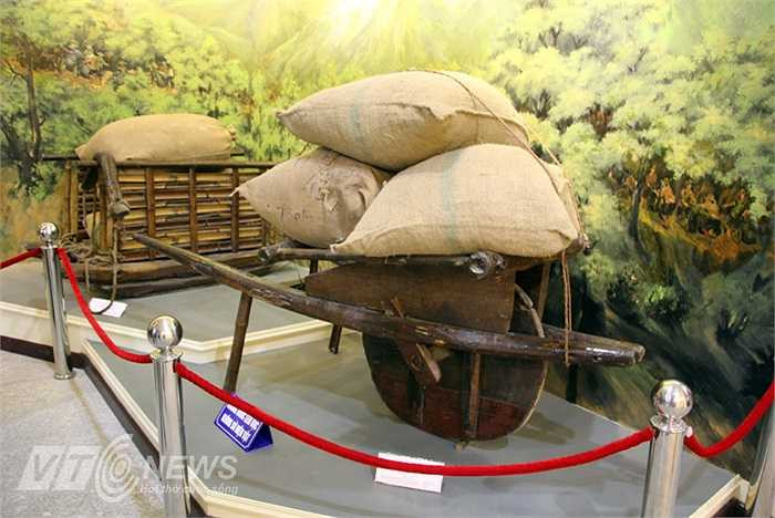 Xe cút kít của ông Trịnh Đình Bầm, dân công xã Định Liên, huyện Yên Định, Thanh Hóa chế tạo để chở gạo, phục vụ chiến dịch Điện Biên Phủ tháng 4/1954.