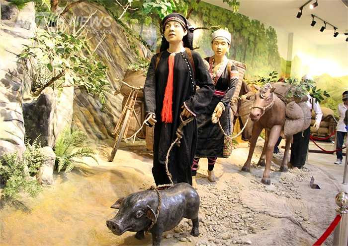 Đồng bào các dân tộc miền núi Tây Bắc tham gia vận chuyển hàng cho chiến dịch.