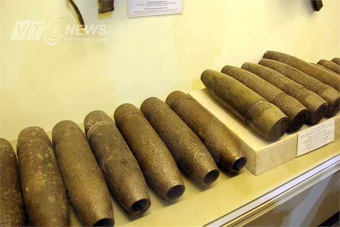 Vỏ và đầu đạn pháo 105mm. Đây là một trong những quản đạn đầu tiên Đại đội lựu pháo 806, Trung đoàn pháo binh 45, Đại đoàn 351 bắn vào cứu điểm Him Lam lúc 17h ngày 13/3/1954.