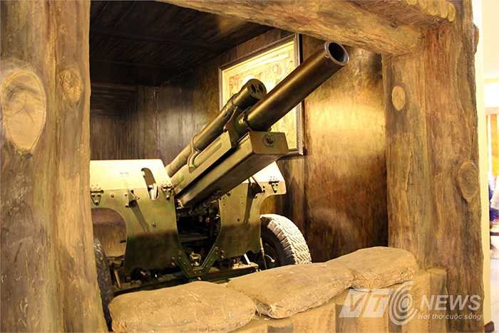 Pháo lựu 105mm. Đây là một trong 4 khẩu pháo của Đại đội 806 được Bộ chỉ huy chiến dịch chọn bắn những loạt đầu tiên vào cứ điểm Him Lam trong trận mở màn chiến dịch ngày 13/3/1954.