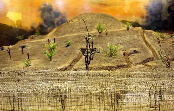 Mô hình mô phỏng hệ thống công sự của địch ở cứ điểm Đồi A1.