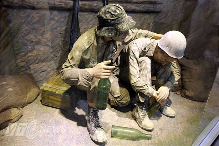 Lính Pháp chán nản trong các hầm trú sau nhiều ngày bị bao vây.