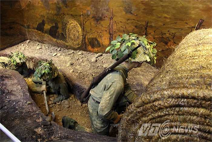 Mô hình bồ đội ta đẩy bánh rơm chống đạn để che cho việc đào hào.