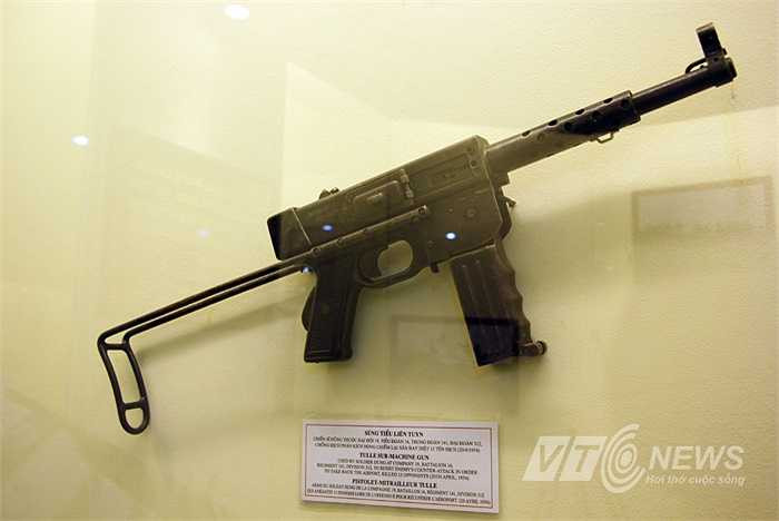 Súng tiểu liên Tuyn được chiến sĩ Dũng, Đại đội 19, Tiểu đoàn 16, Trung đoàn 141, Đại đoàn 312 chống địch phản kích hòng chiếm lại sân bay diệt 13 tên địch ngày 20/4/1954.