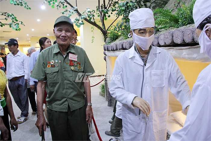 Ông Nguyễn Thế Chuân (81 tuổi) quê ở Hải Dương là người thuộc Tiểu đoàn 250, Trung Đoàn 174, Đại đoàn 376 từng tham gia chiến dịch Điện Biên Phủ thăm Bảo tàng.