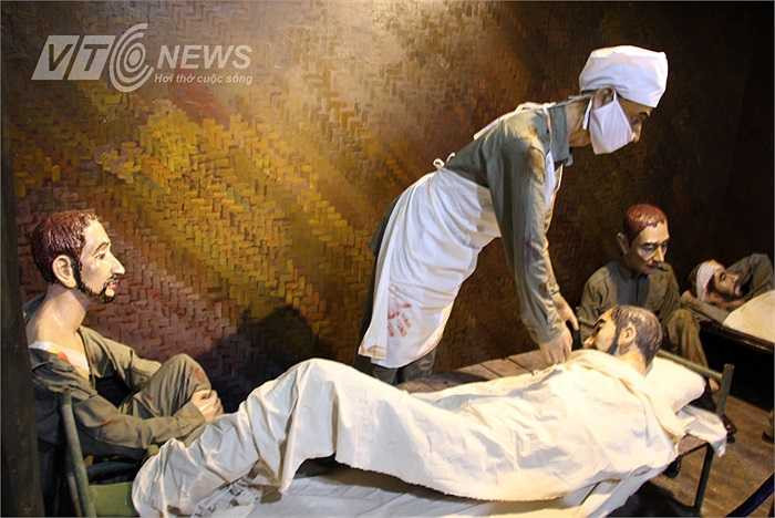 Quân địch bị thương trong hầm trú ẩn