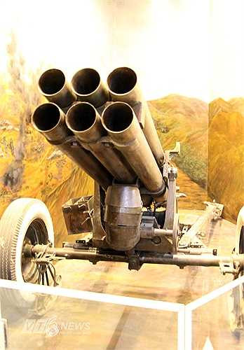 Hỏa tiễn 6 lòng H6, CACHIUSA do Liên Xô viện trợ cho Quân đội nhân dân Việt Nam.