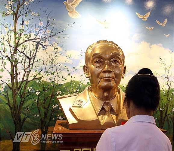 Cuối cùng là tượng Tổng tư lệnh Quân đội nhân dân Việt Nam, tư lệnh chiến dịch Điện Biên Phủ - Đại tướng Võ Nguyên Giáp.