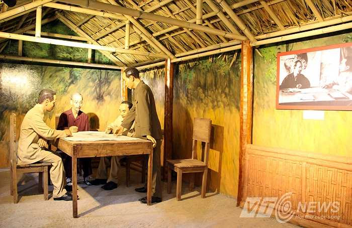 Bắt đầu từ mô hình nán làm việc của Chủ tịch Hồ Chí Minh tại chiến khu Việt Bắc, Thái Nguyên. Tại đây, tháng 1/1954, Bộ Chính trị đã quyết định mở Chiến dịch Điện Biên Phủ.