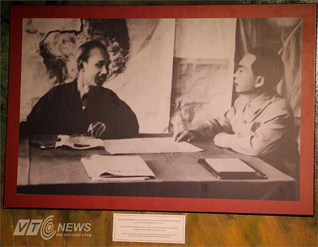 Hình ảnh Bác Hồ giao nhiệm vụ cho Đại tướng Võ Nguyên Giáp trước lúc lên đường ra mặt trận Điện Biên Phủ.