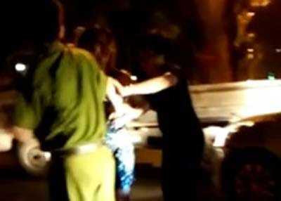 Nữ tài xế đập dép vào mặt, hất cảnh sát lên nóc capô