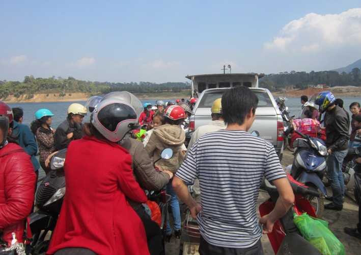 Phớt lờ biển cấm, tài xế và chủ bến phà giỡn mặt 'tử thần'