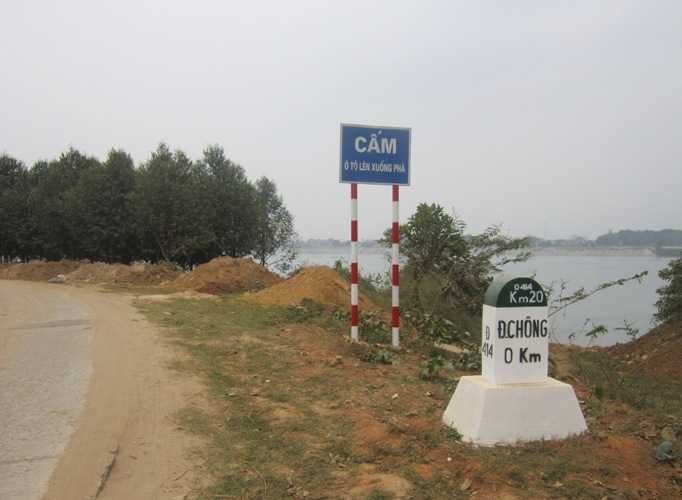 Phớt lờ biển cấm, tài xế và chủ bến phà giỡn mặt 'tử thần'