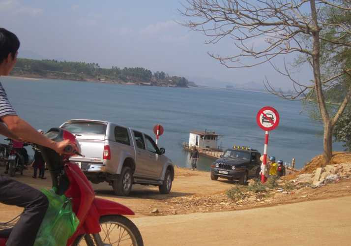 Phớt lờ biển cấm, tài xế và chủ bến phà giỡn mặt 'tử thần'